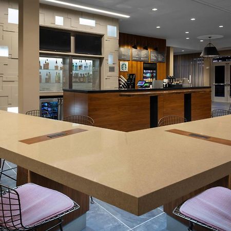 Отель Courtyard By Marriott Indianapolis West-Speedway Экстерьер фото