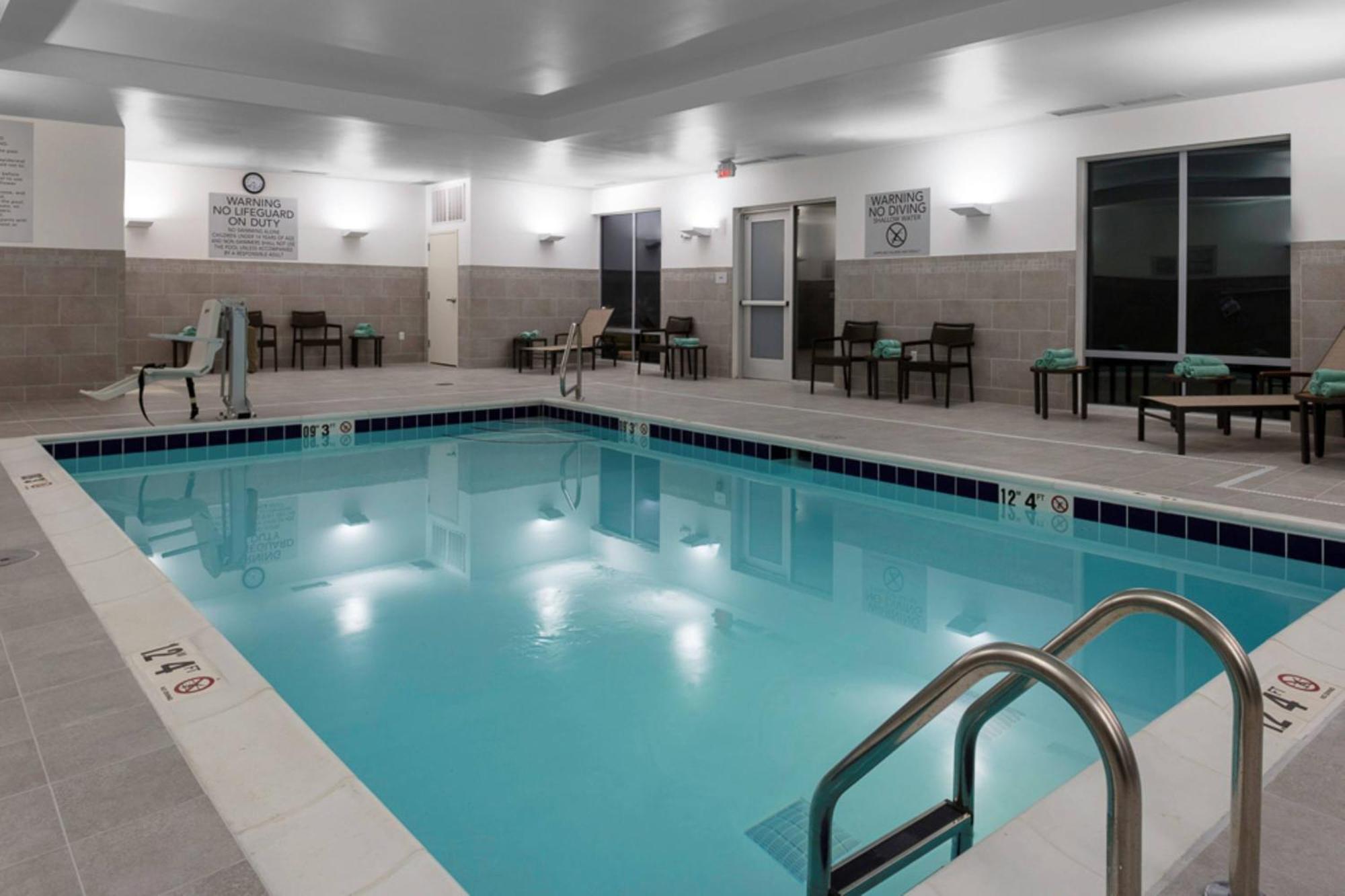 Отель Courtyard By Marriott Indianapolis West-Speedway Экстерьер фото