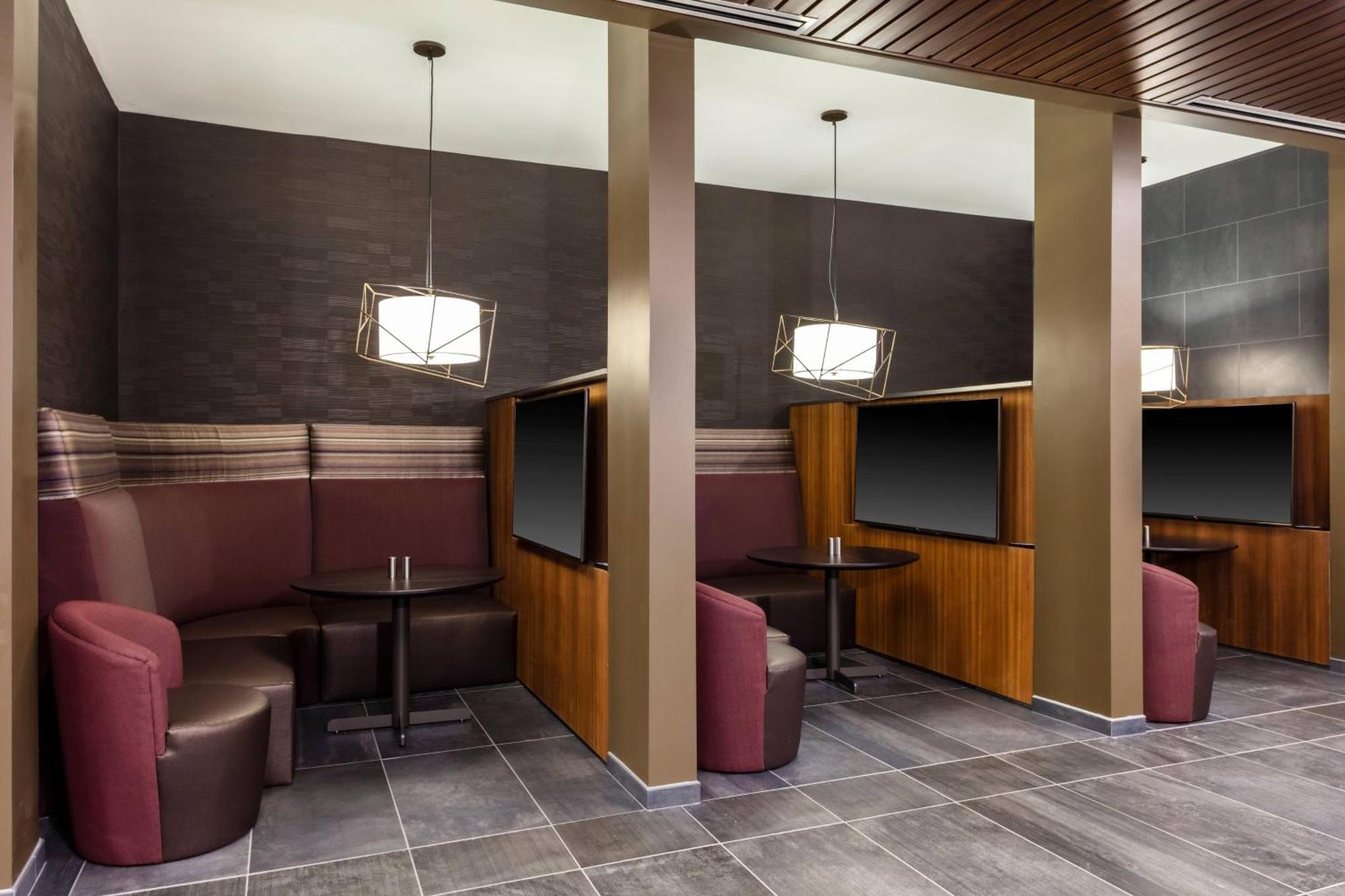 Отель Courtyard By Marriott Indianapolis West-Speedway Экстерьер фото