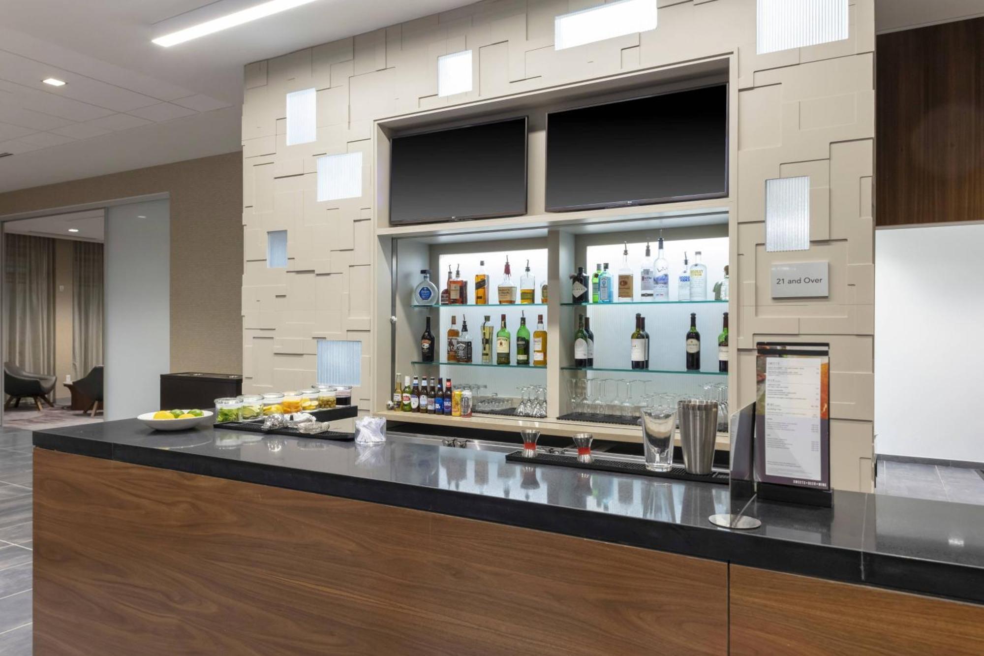 Отель Courtyard By Marriott Indianapolis West-Speedway Экстерьер фото