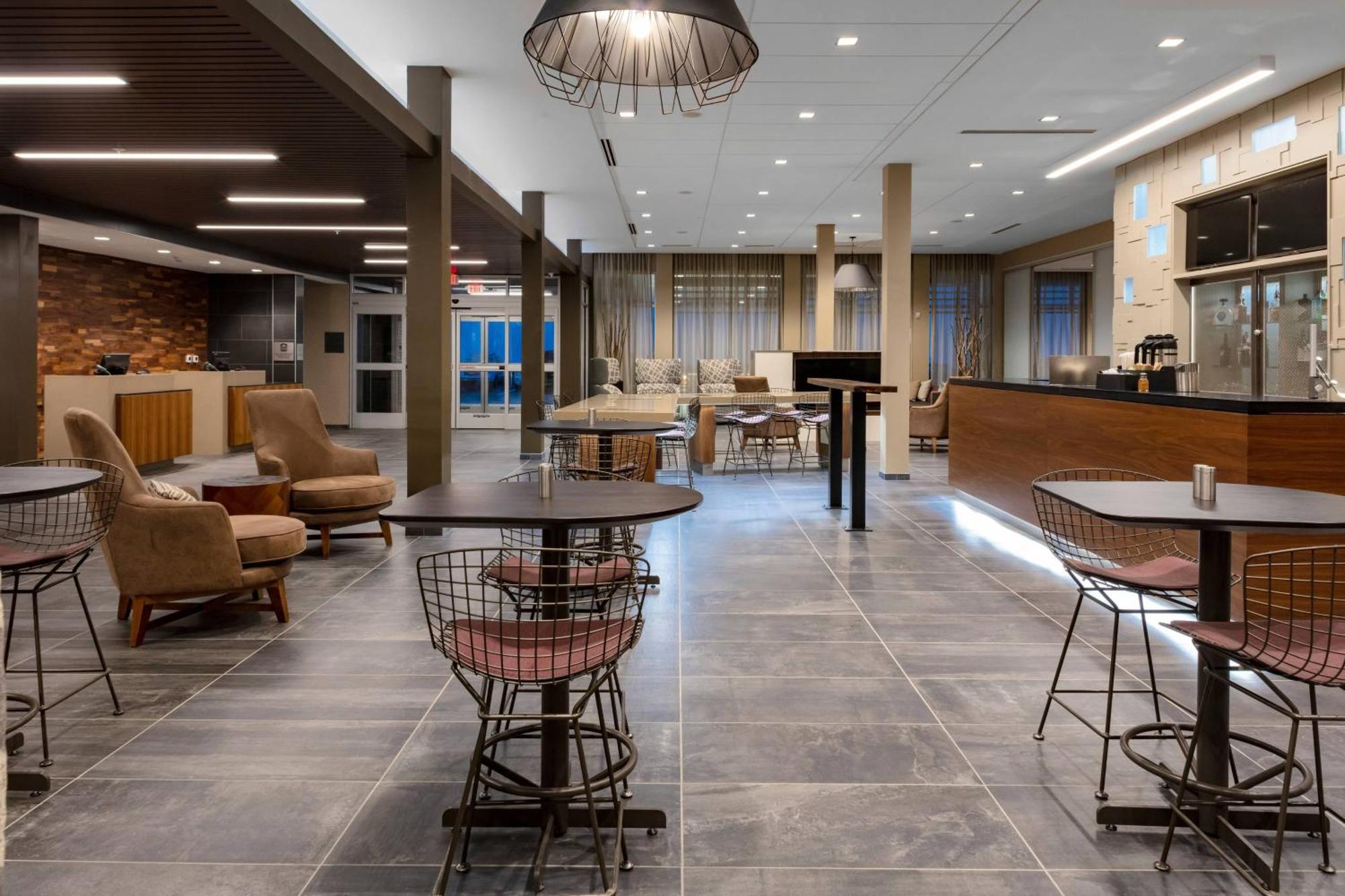 Отель Courtyard By Marriott Indianapolis West-Speedway Экстерьер фото