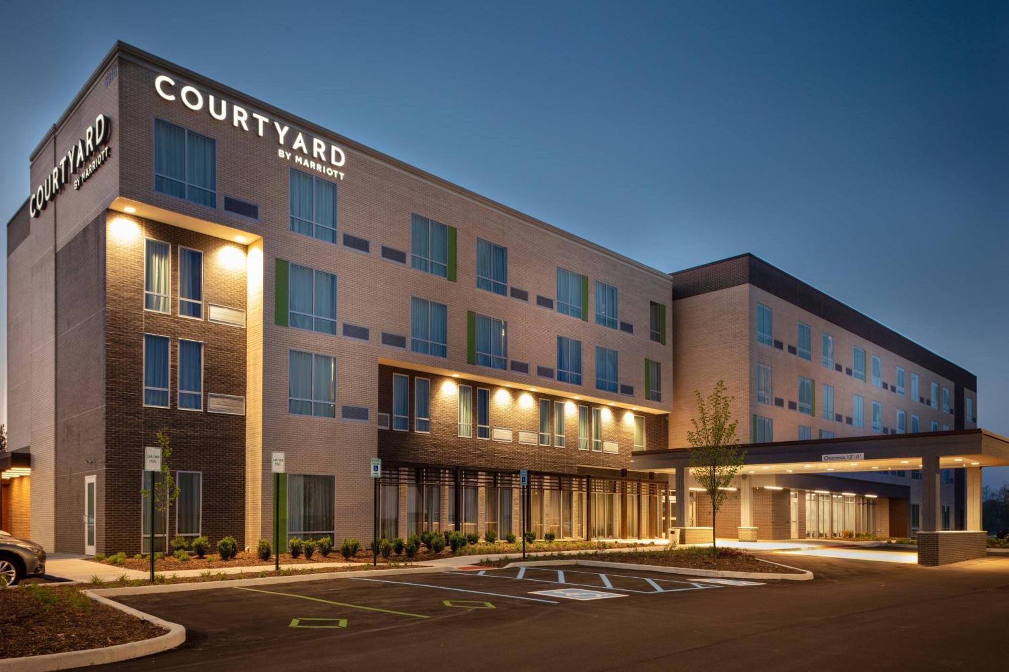 Отель Courtyard By Marriott Indianapolis West-Speedway Экстерьер фото