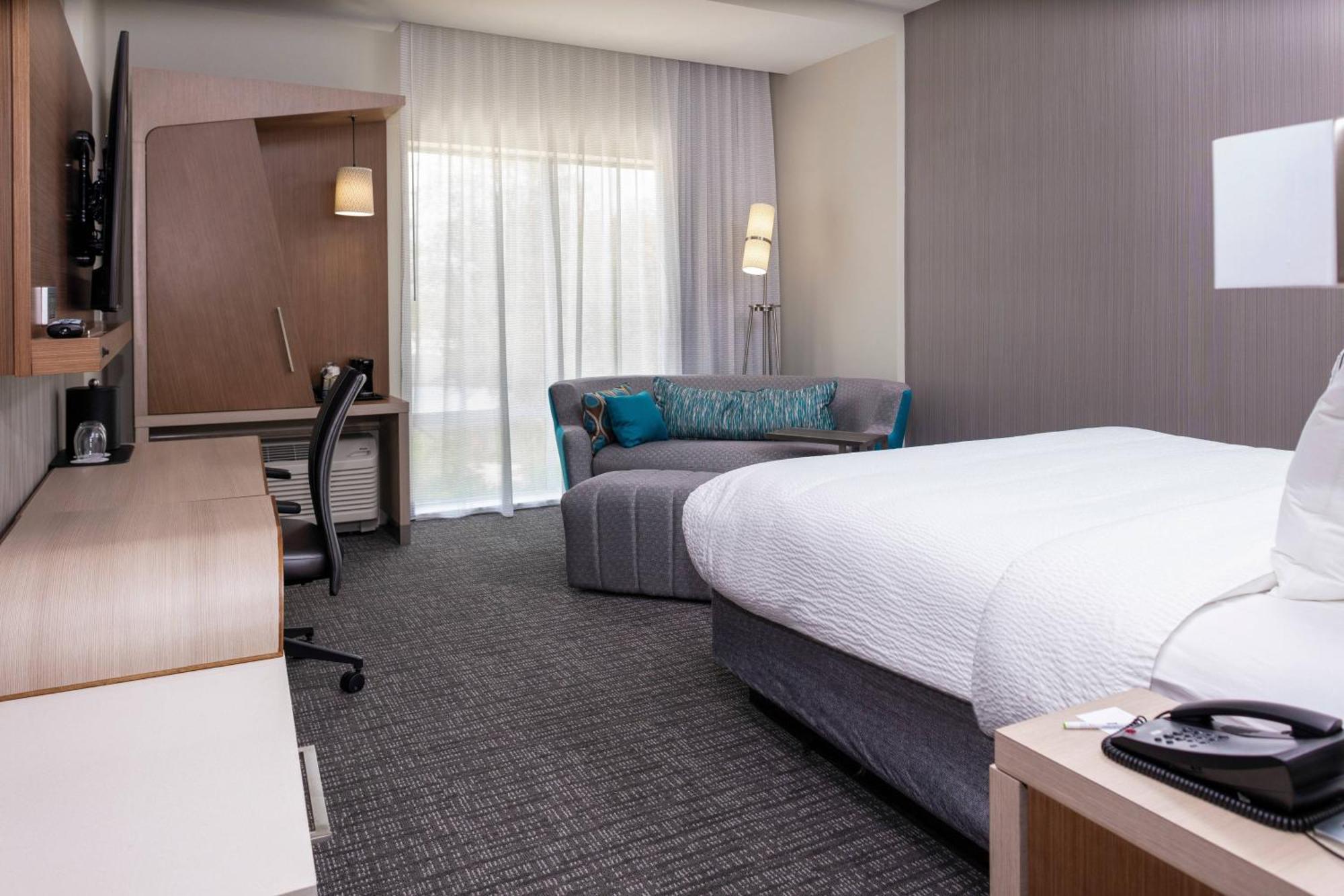 Отель Courtyard By Marriott Indianapolis West-Speedway Экстерьер фото