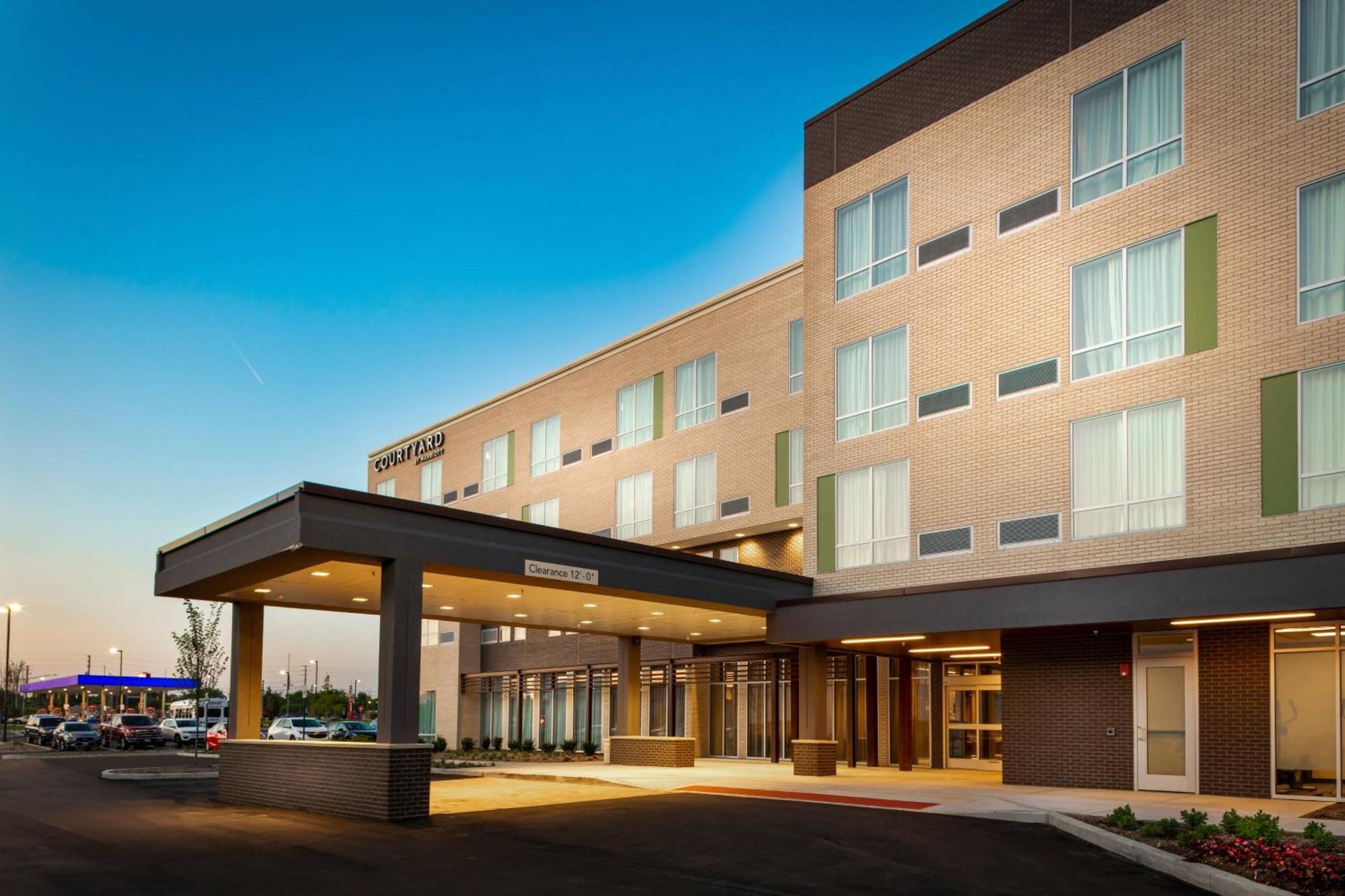 Отель Courtyard By Marriott Indianapolis West-Speedway Экстерьер фото