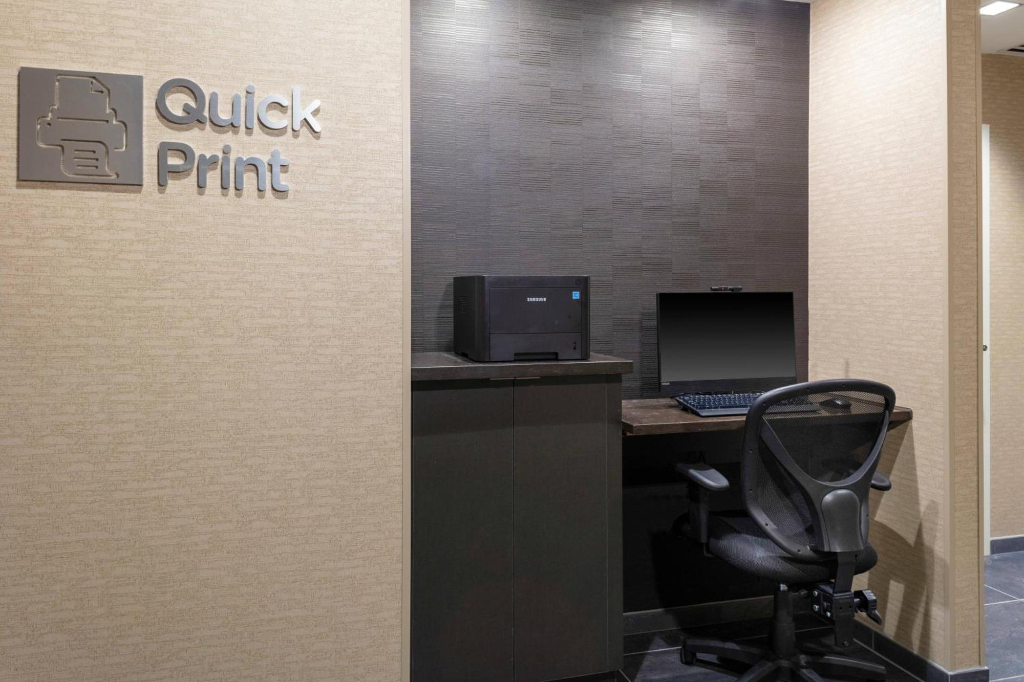 Отель Courtyard By Marriott Indianapolis West-Speedway Экстерьер фото